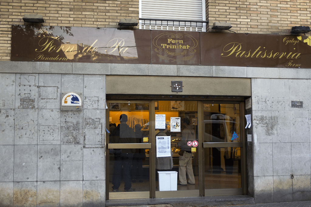 Bandera LGTBI de la Fleca Trinitat Cremada Després de Ser Penjada a la&nbsp;Façana