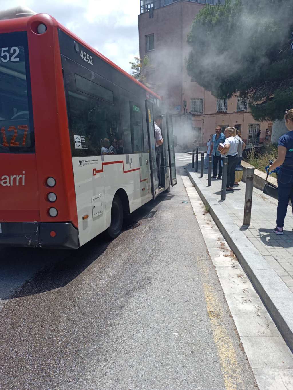 Un autobús de la línia 127 comença a cremar-se i provoca el pànic entre els&nbsp;passatgers
