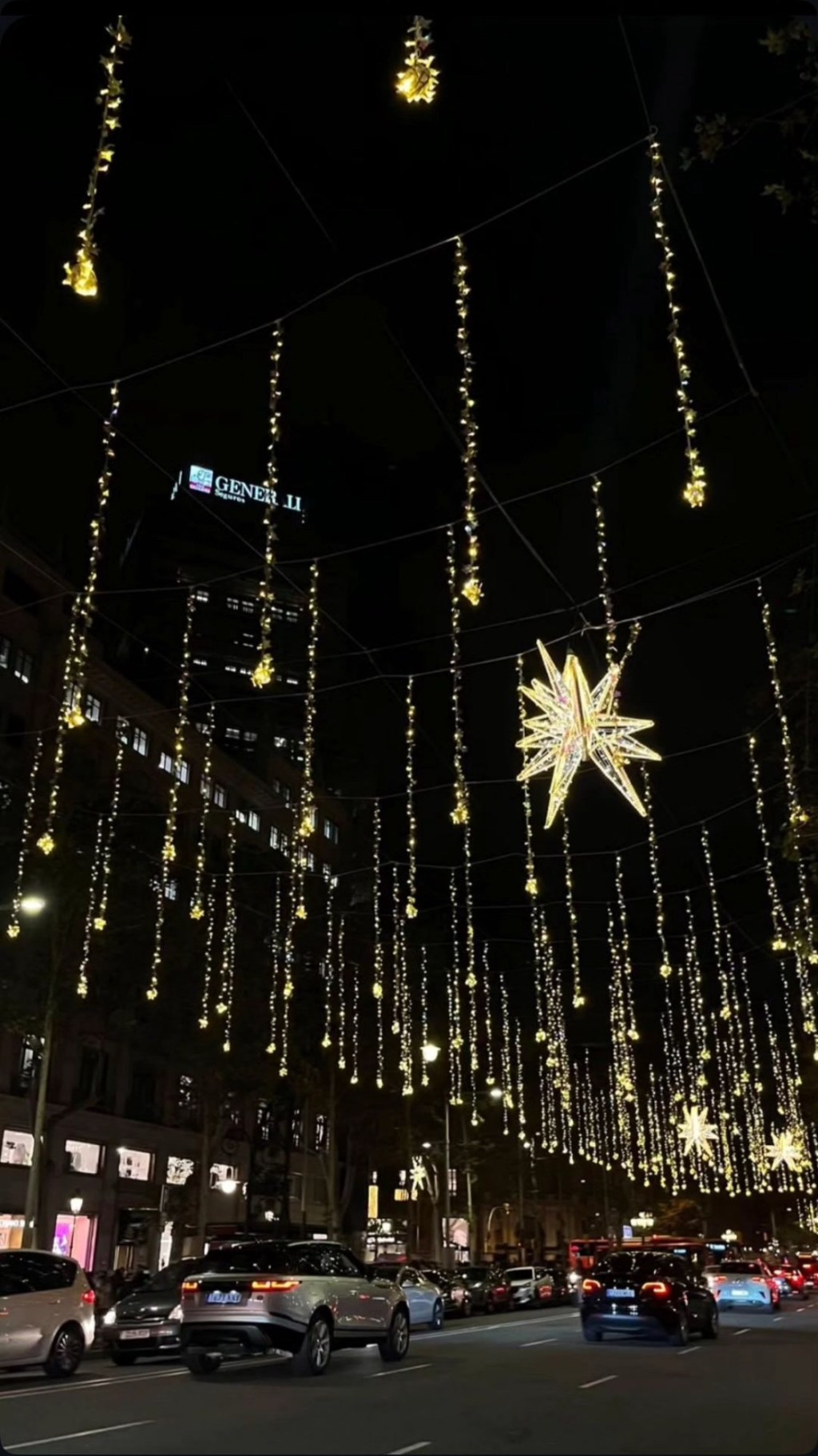 El Callejón Més Il·luminat de Llums de Nadal Es Converteix en Punt de Trobada per a Parelles i&nbsp;Joves