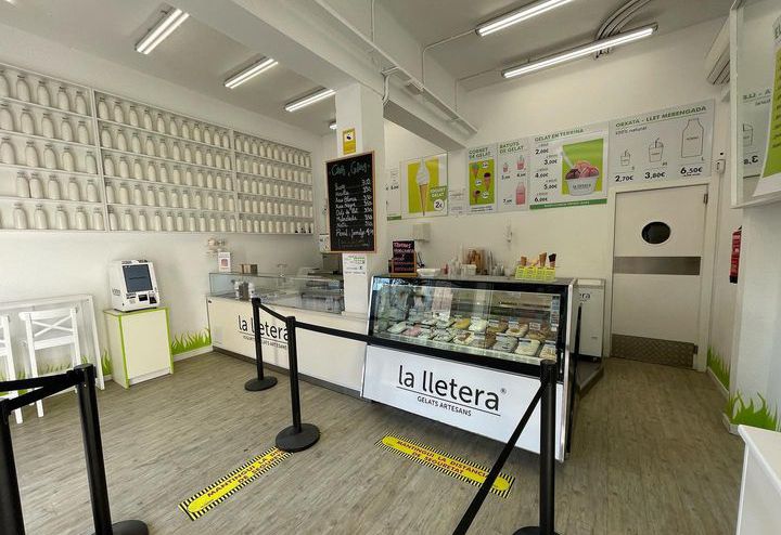 La Lletera Valldaura: La Gelateria que Triomfa a les Xarxes Socials amb Gelats i&nbsp;Comèdia