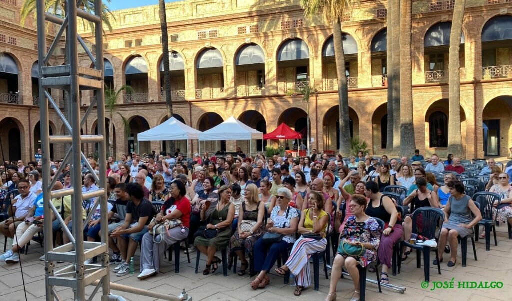 El Pati de la Seu del Districte va acollir la quarta edició del festival de flamenc&nbsp;Desvarío