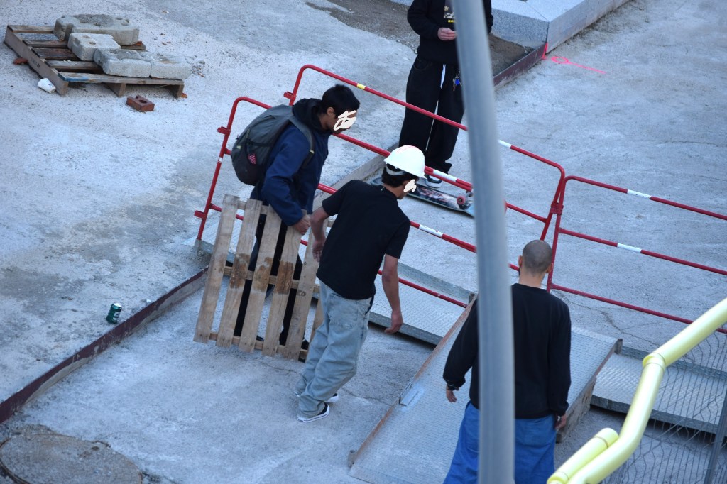 Ultima hora; Un grup de skaters irromp a les obres del carrer&nbsp;Pedrosa