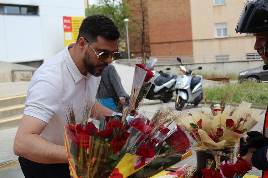 Sant Jordi omple Nou Barris de cultura, llibres, roses i&nbsp;alegria