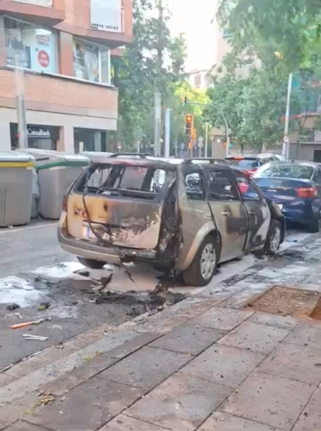 Un altre cotxe cremat a Nou Barris: aquest matí a la placeta de Rafaela&nbsp;Serrano