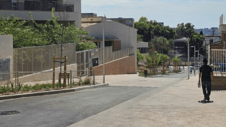 Finalitza la pacificació dels entorns escolars del carrer Pedrosa amb més seguretat, verd i confort per a l’Institut Escola Trinitat&nbsp;Nova