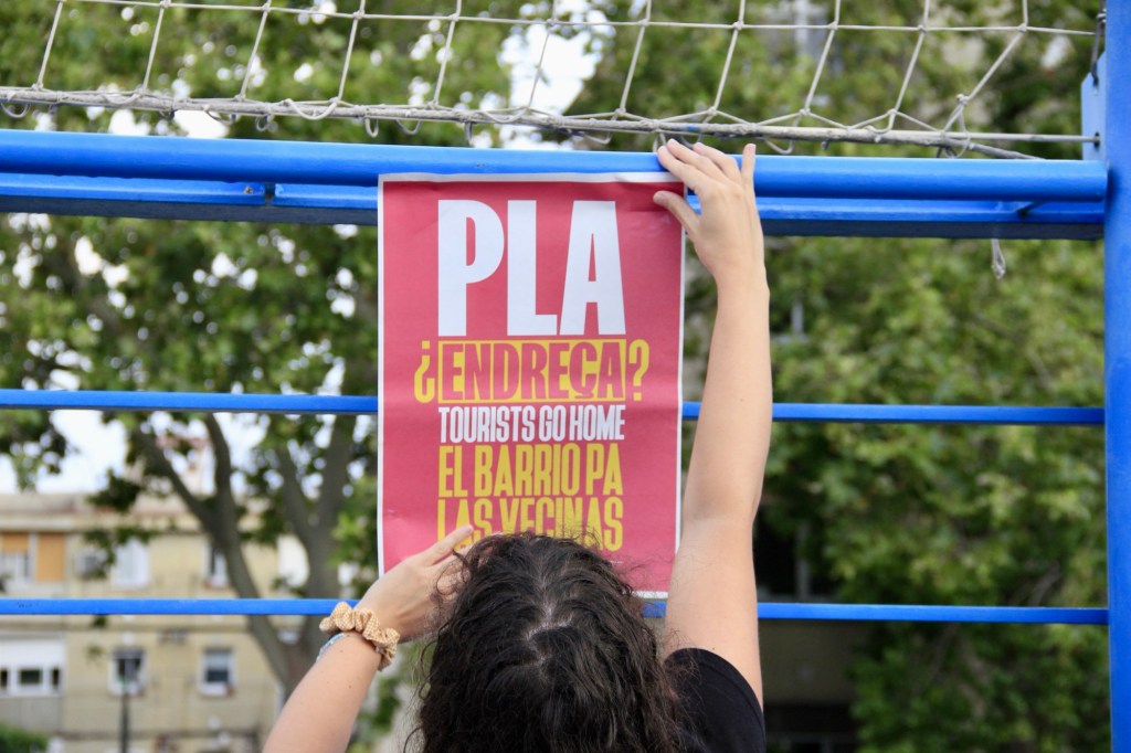 Contra el “Pla Endreça” a Nou Barris: veïnes i veïns rebutgen fer-se postals&nbsp;turístiques