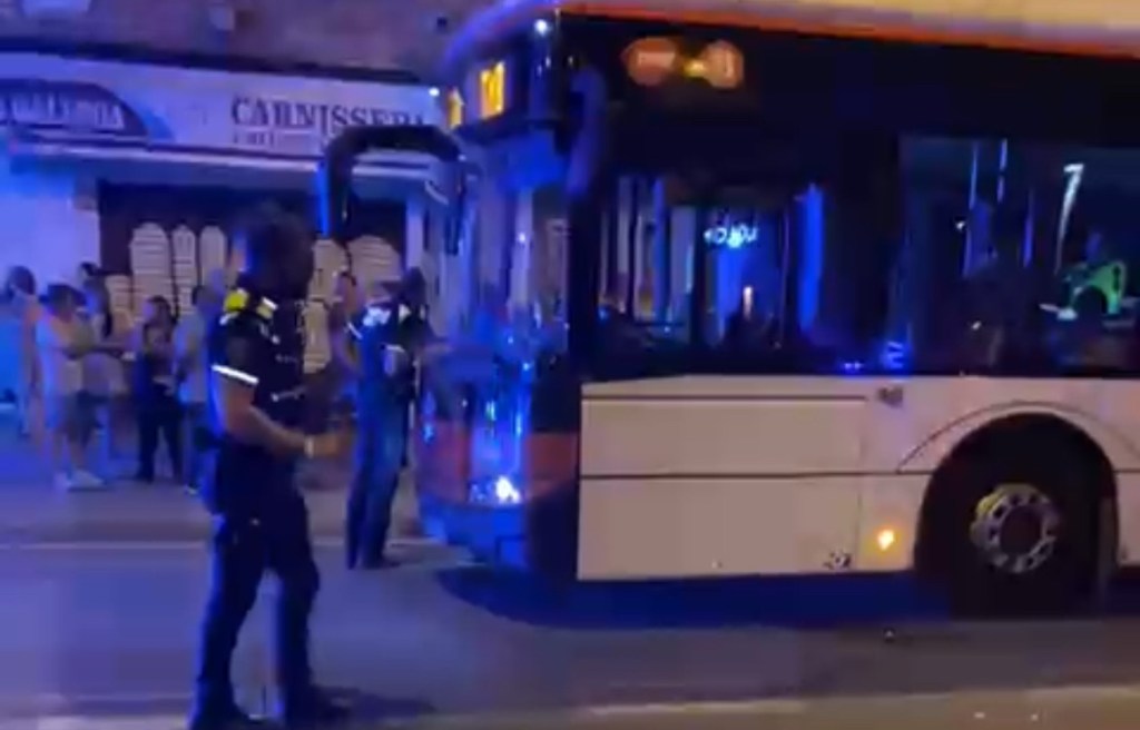 Xoc entre dos menors en patinet elèctric i un autobús de la línia H2 a Virrei&nbsp;Amat