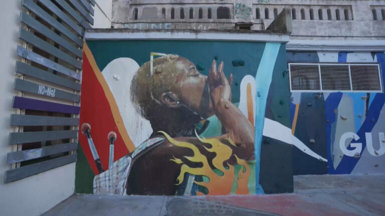 Colors de resistència i diversitat: la Masia de la Guineueta es reinventa amb un mural&nbsp;col·lectiu