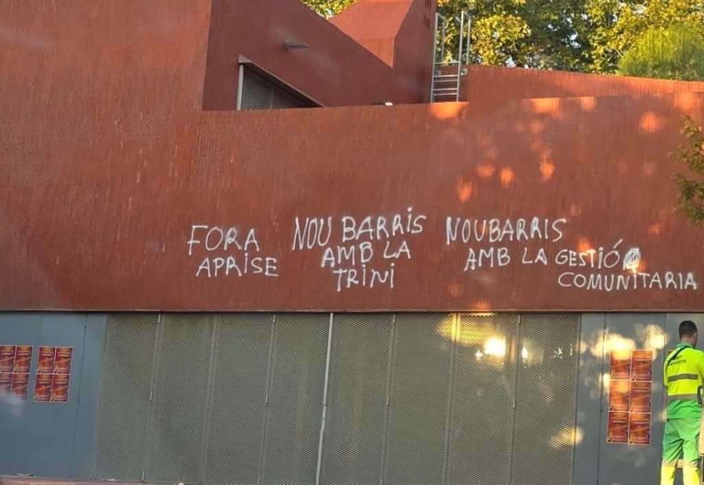 Polèmica a Trinitat Nova: cartells retirats i debat obert sobre el casal Som la Pera
