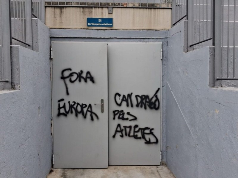 Pintades contra l’arribada de l’Europa al camp de Can&nbsp;Dragó