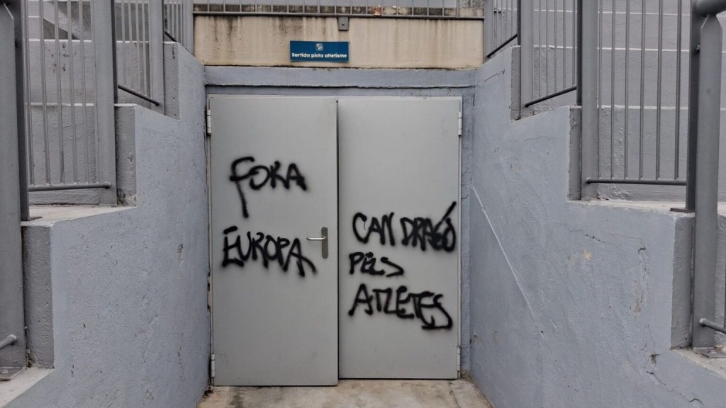 Pintades contra l’arribada de l’Europa al camp de Can&nbsp;Dragó