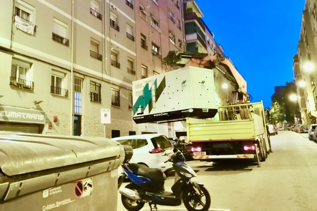 Endesa torna a instal·lar un transformador de gran magnitud al carrer Palamós: dos mesos de malestar veïnal a la&nbsp;Prosperitat