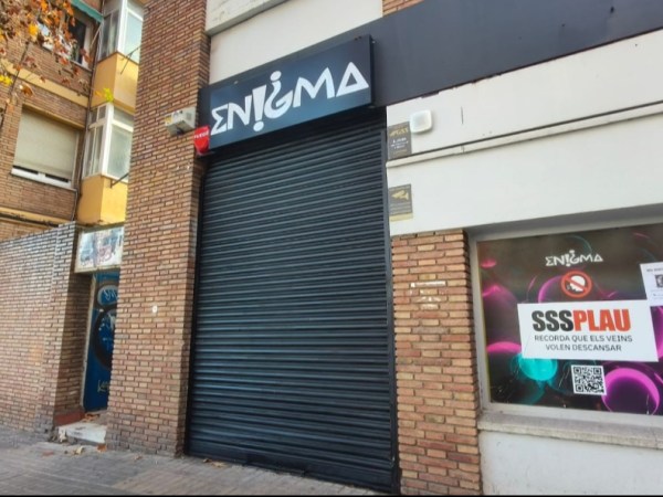 Aldarull a l’exterior de la discoteca Enigma al barri de&nbsp;Porta