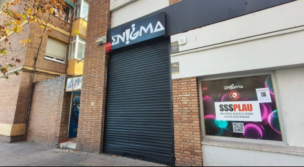 Aldarull a l’exterior de la discoteca Enigma al barri de&nbsp;Porta