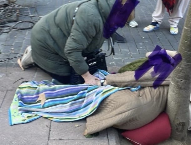Un fanal del pati de l’Escola Tibidabo, al barri de la Prosperitat, ha caigut damunt d’una&nbsp;persona.