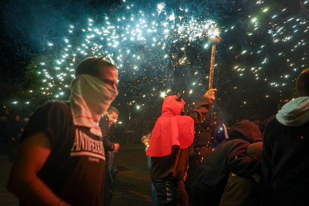 El Casal Tres Voltes Rebel omple els Jardins de Can Xiringoi en una calçotada popular plena de cultura i&nbsp;comunitat